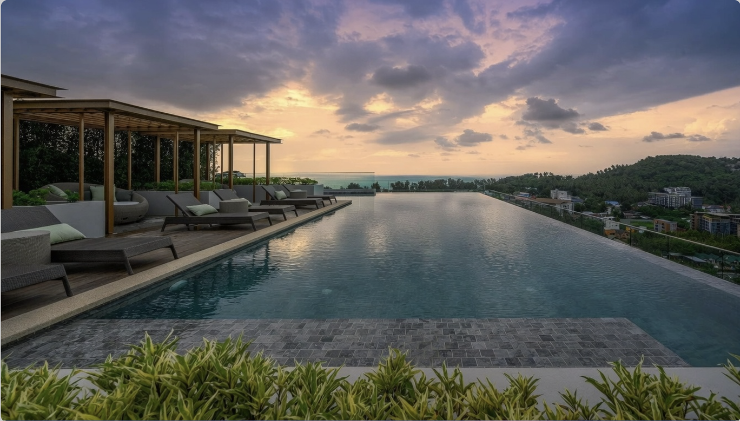 The Panora Phuket – Infinity-Pool auf der Dachterrasse bei Sonnenuntergang