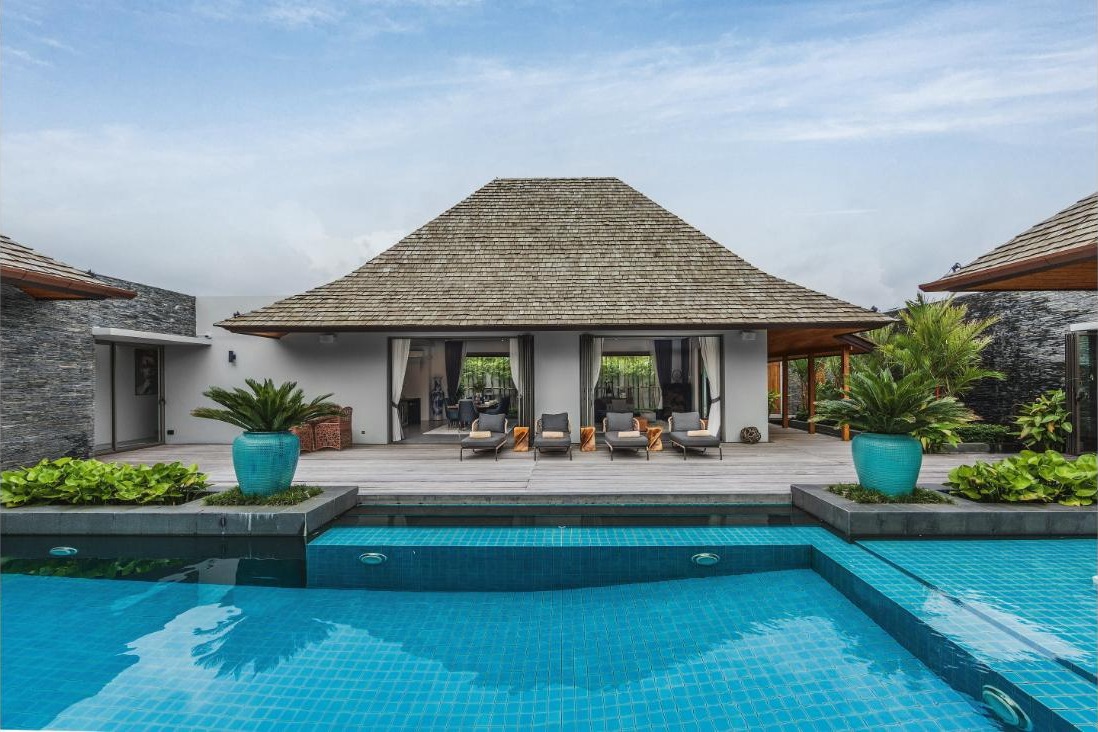 Layan Villa Aussenansicht mit Pool