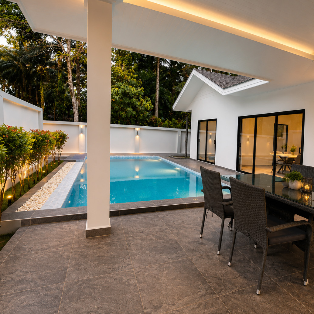 Pool und Essbereich der Jai Dee Poolvilla