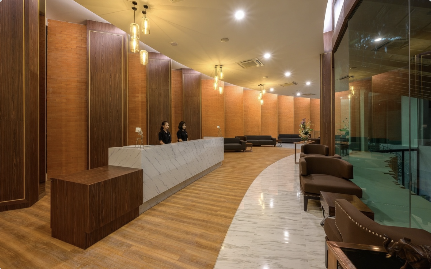 Elegante Lobby mit Rezeption und Blick auf den Pool