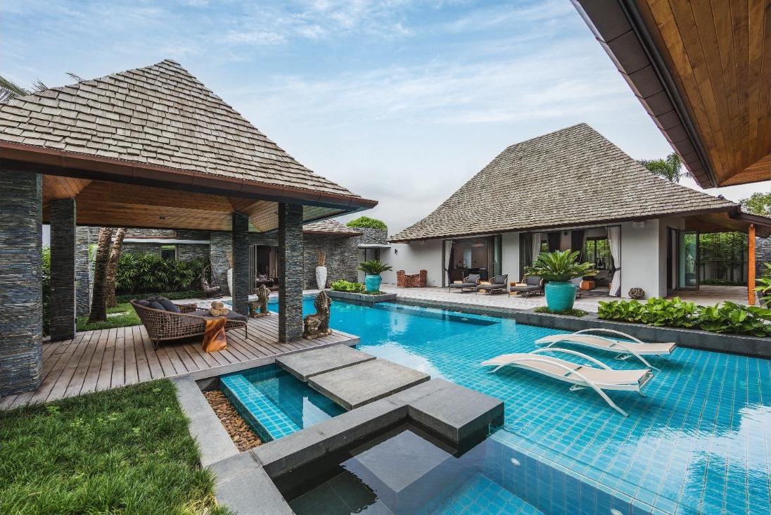Poolbereich und Terrasse der Layan Villa